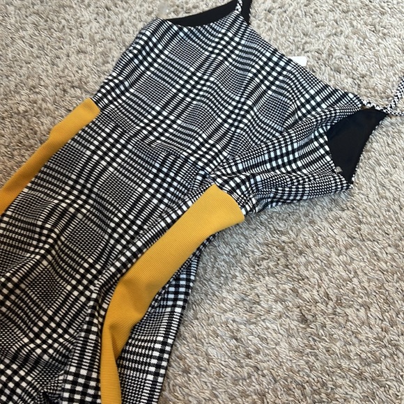 Beautiful yellow and b/w patterned jumpsuit🌻 - Picture 8 of 8